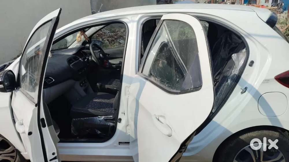 Tata Tiago Ghadi Mai Music System Nahin Hai.