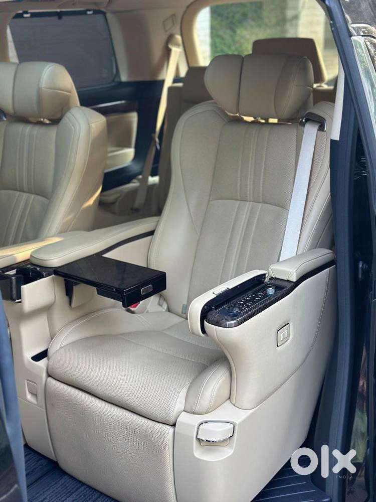 Toyota Vellfire 2.5 Executive Lounge, 2023, Petrol