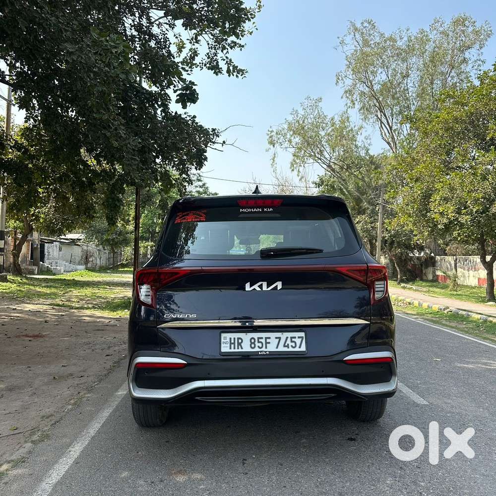 Kia Carens 2022 Diesel Next To Showroom