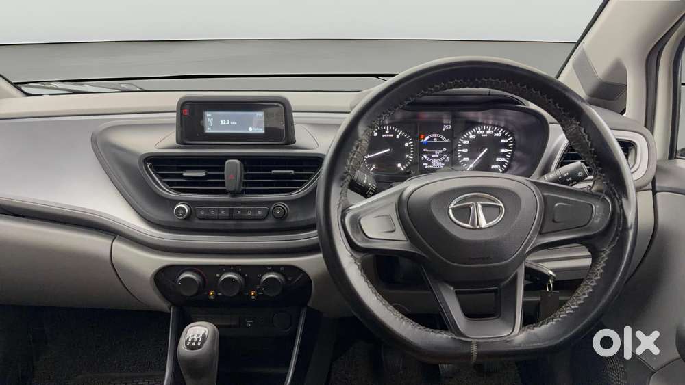 Tata Altroz 1.2 Xe, 2021, Petrol