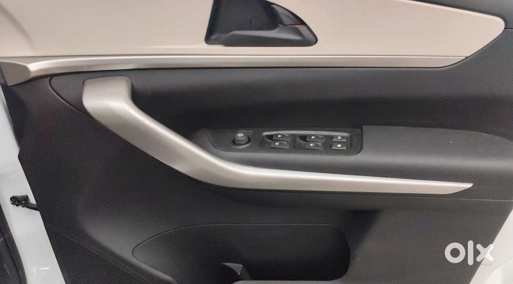 Mahindra Xuv700 2.0 Mx Petrol Mt 5 Str, 2022, Petrol