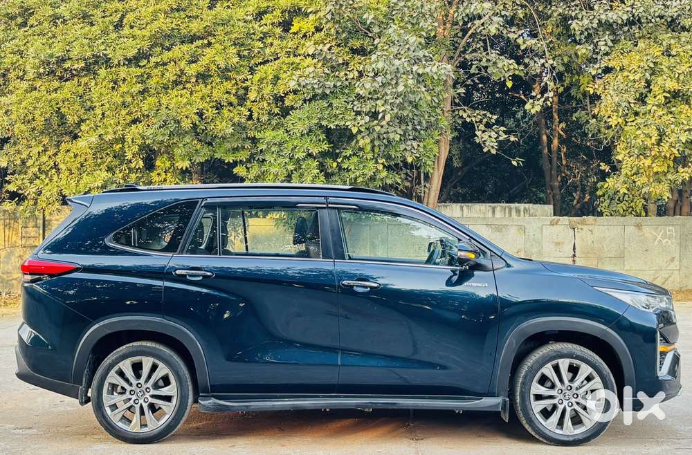 Toyota Innova Hycross