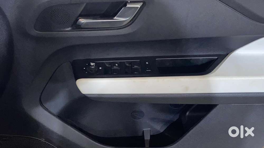 Tata Punch 1.2 Revotron Creative Amt Dual Tone, 2023, Petrol