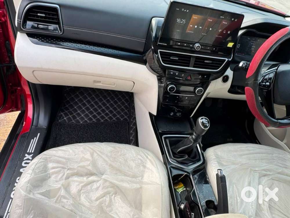 For Sale: Mahindra Xuv3xo Ax7 Diesel Mt (dual Tone)