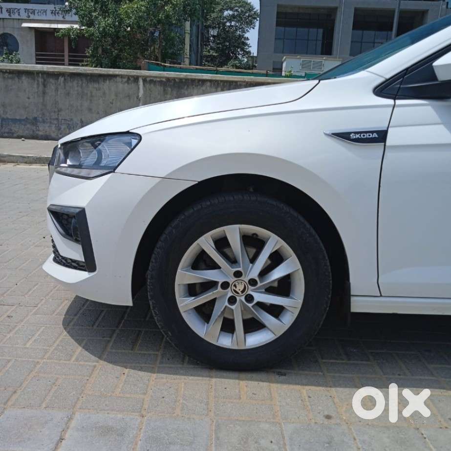 Skoda Slavia Ambition 1.0l Tsi At, 2022, Petrol