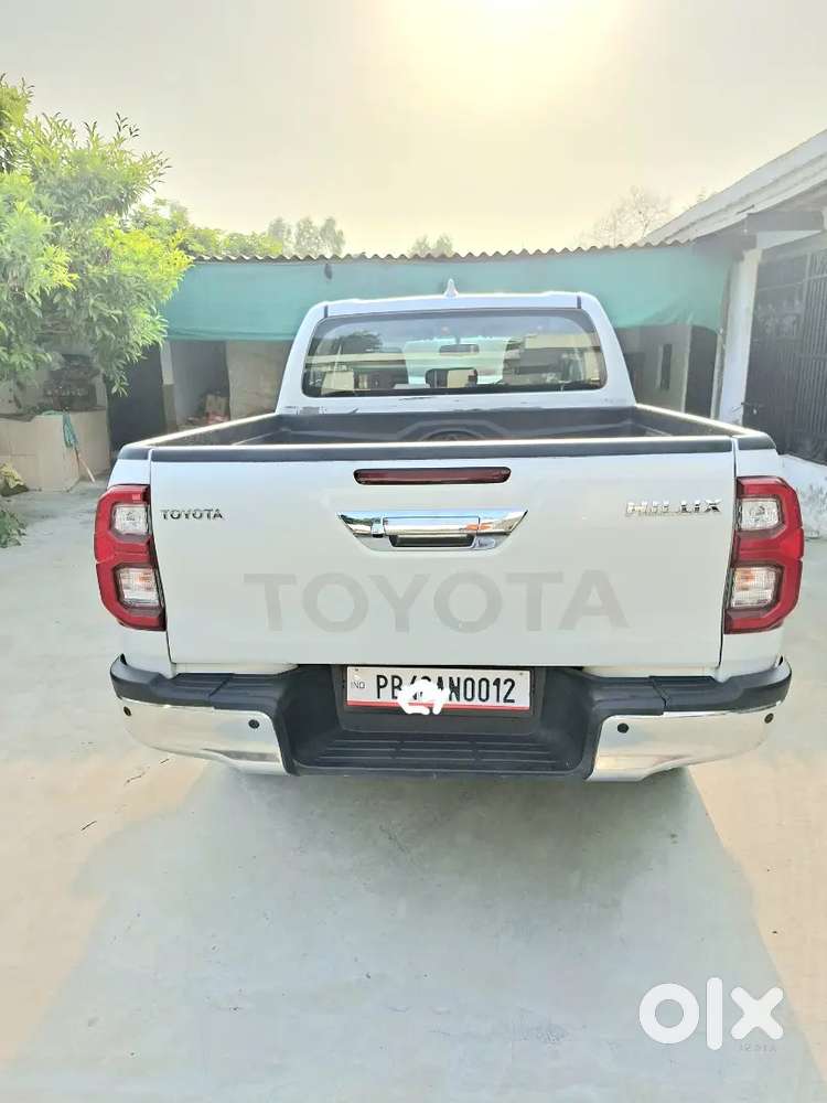 Toyota Hilux Black Edition 2025 4/4