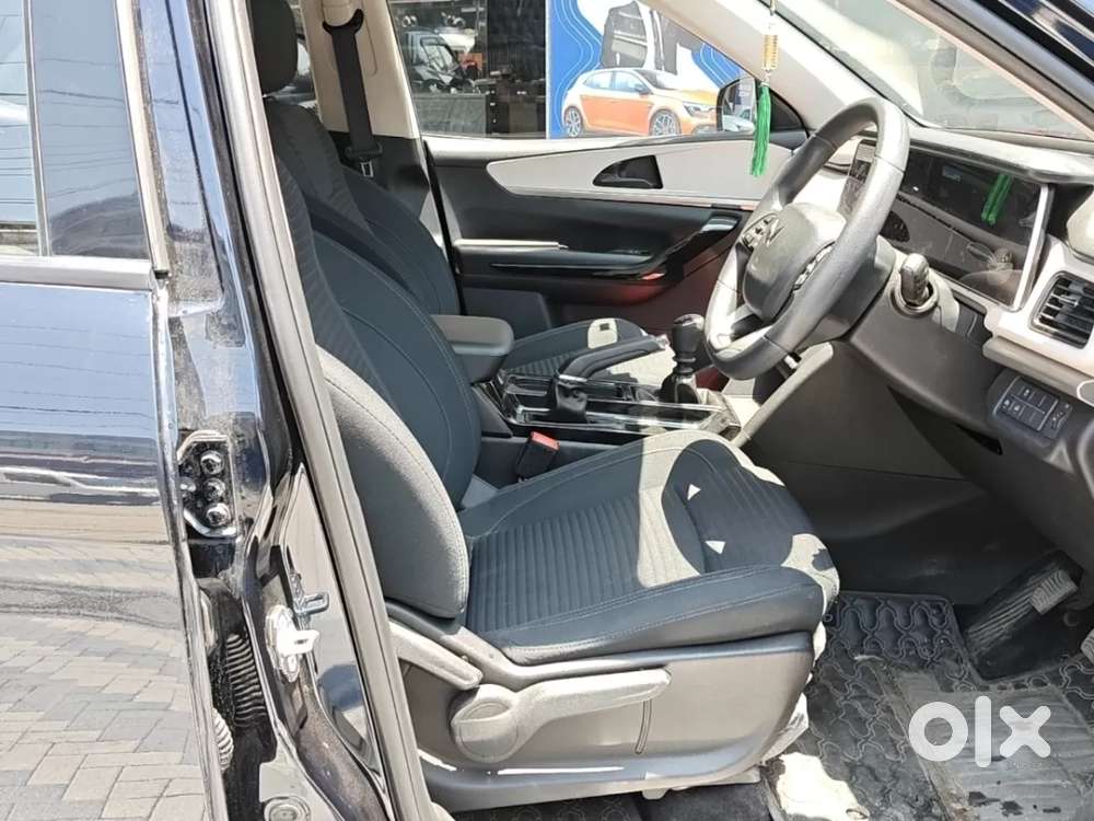 Mahindra Xuv700 2.2 Ax 5 Diesel At 7 Str, 2024, Diesel