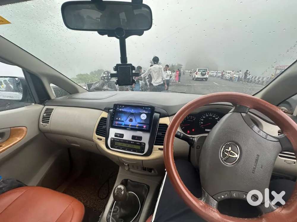 Sale Toyota Innova 2.5 V 2010 December 2011 Model
