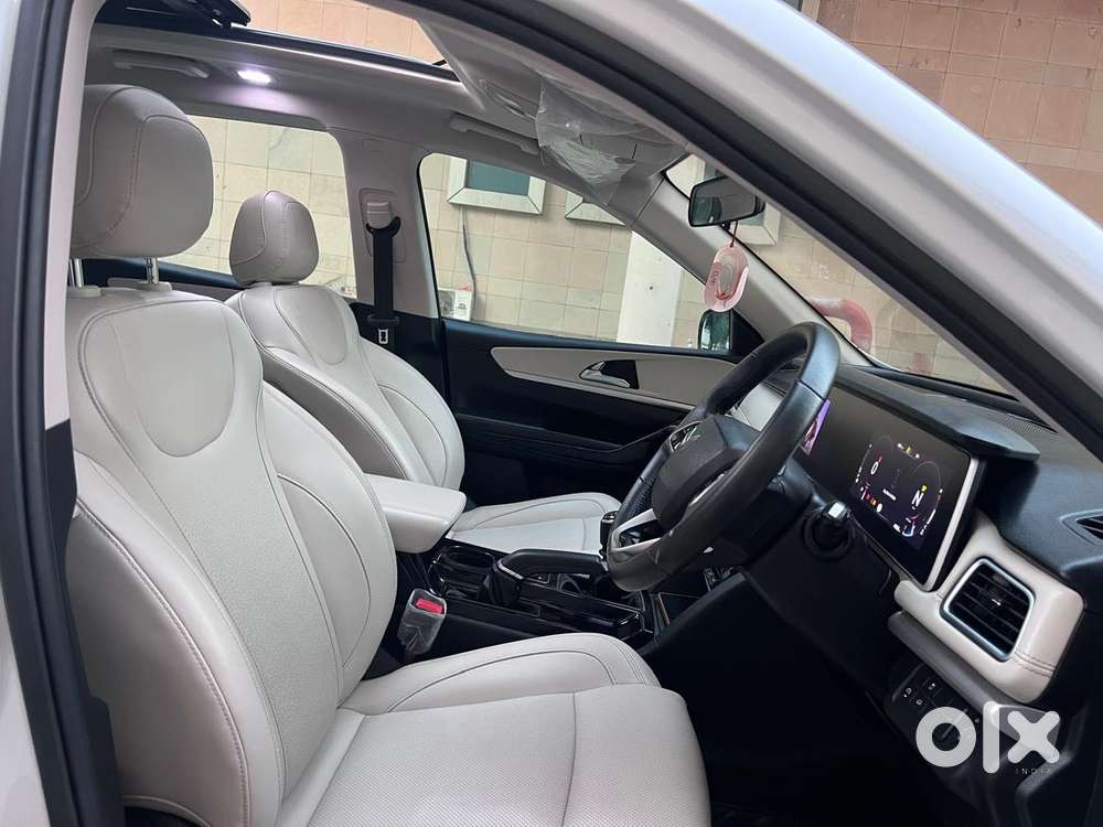 Mahindra Xuv700 2.0 Ax 7 Petrol Mt Str, 2022, Diesel