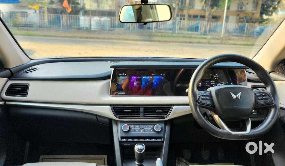 Mahindra Xuv700 2.0 Ax 5 Petrol Mt 7 Str, 2024, Petrol