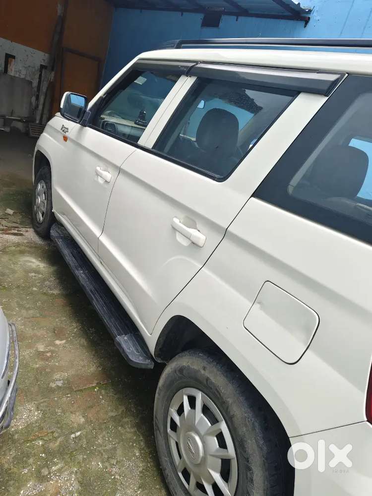 Mahindra Tuv 300 T6+  2017