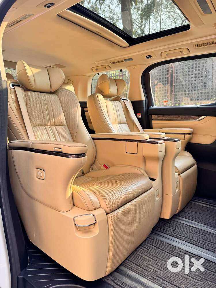 Toyota Vellfire 2.5 Executive Lounge, 2023, Cng & Hybrids