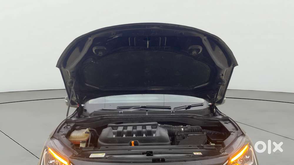Mahindra Xuv700 2.0 Ax 5 Petrol At Str, 2023, Petrol