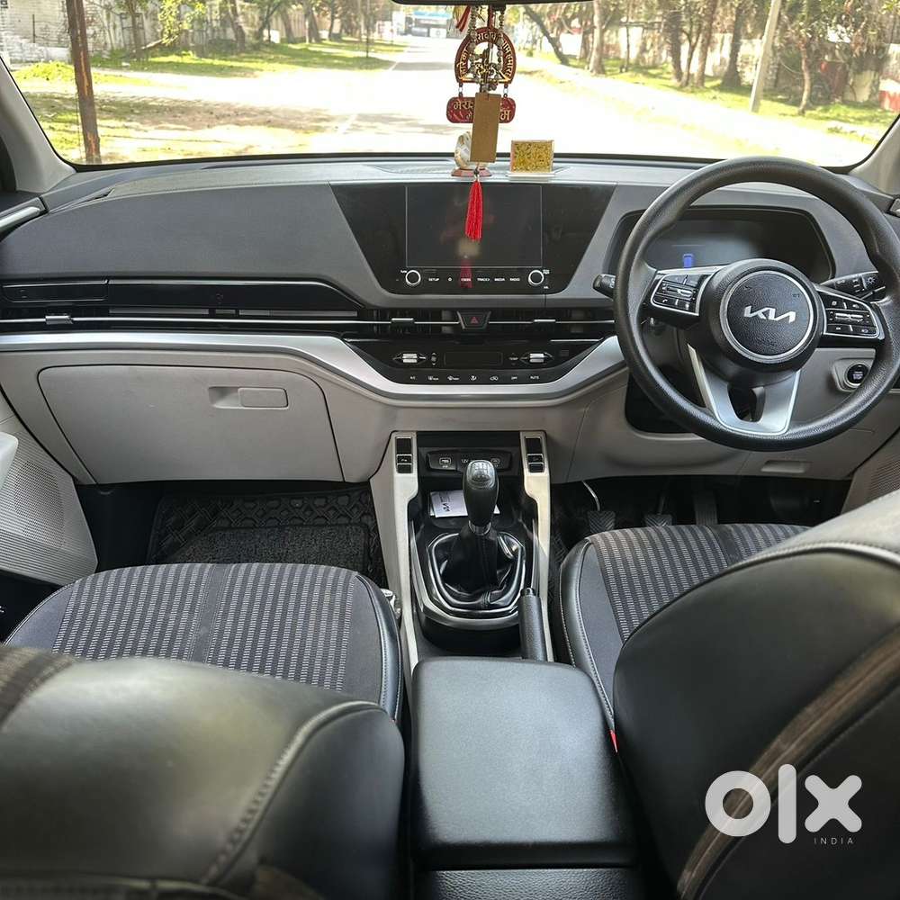 Kia Carens 2022 Diesel Next To Showroom