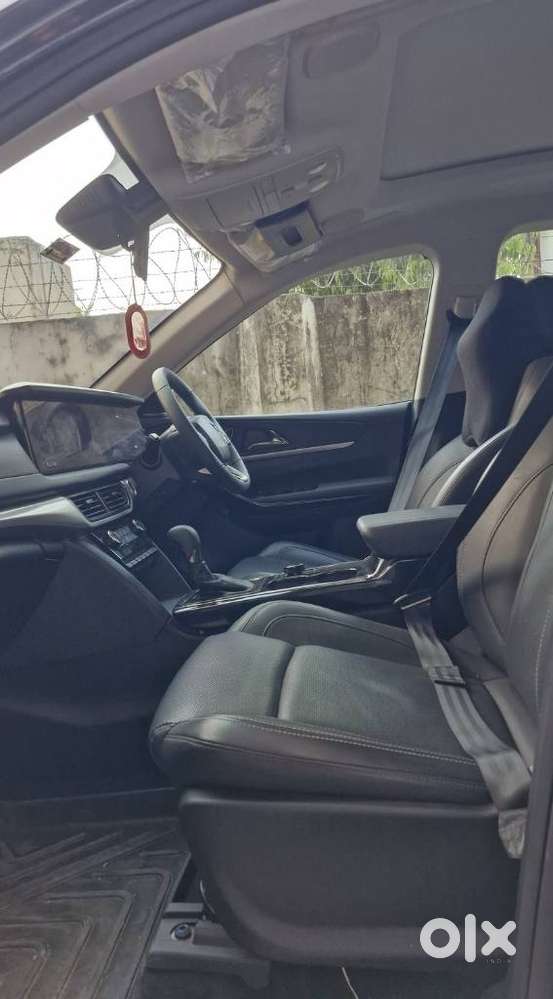 Mahindra Xuv700 2.2 Ax 7 Diesel At Luxury Pack Str Awd, 2025, Diesel