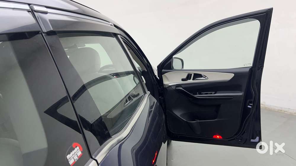 Mahindra Xuv700 2.0 Ax 7 Petrol At Str, 2022, Petrol