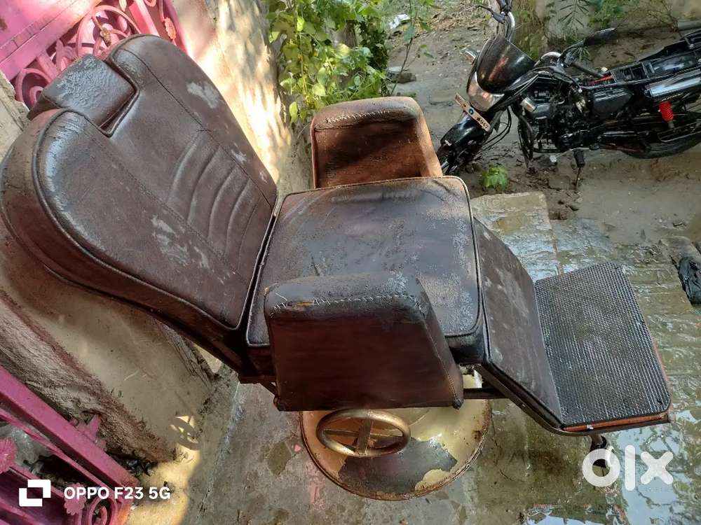 Heavy-Duty Vintage Hydraulic Salon chair  / Barber Chair for Sale