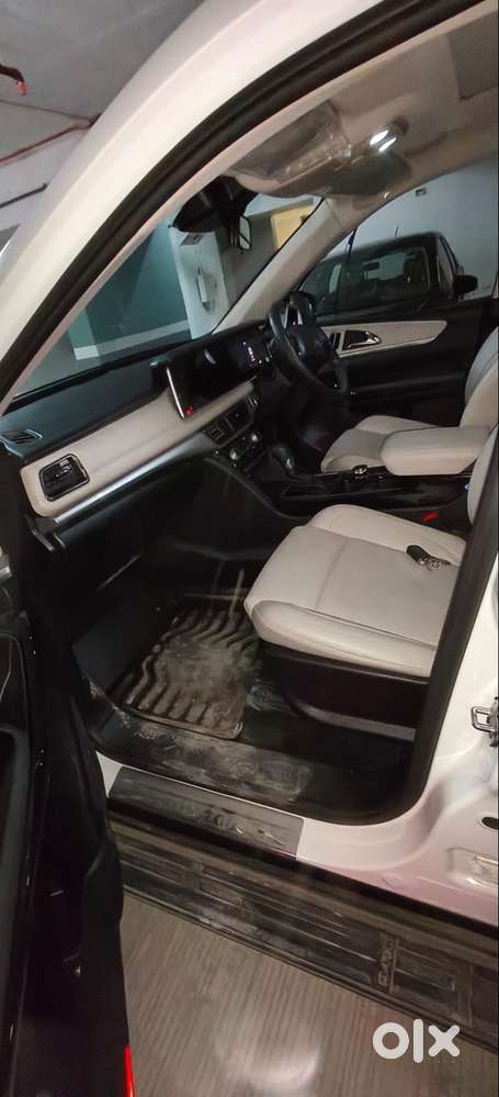 Mahindra Xuv700 2024 Petrol 12500 Km Driven