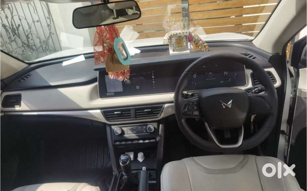 Mahindra Xuv700 2.0 Ax 5 Petrol Mt Str, 2024, Petrol