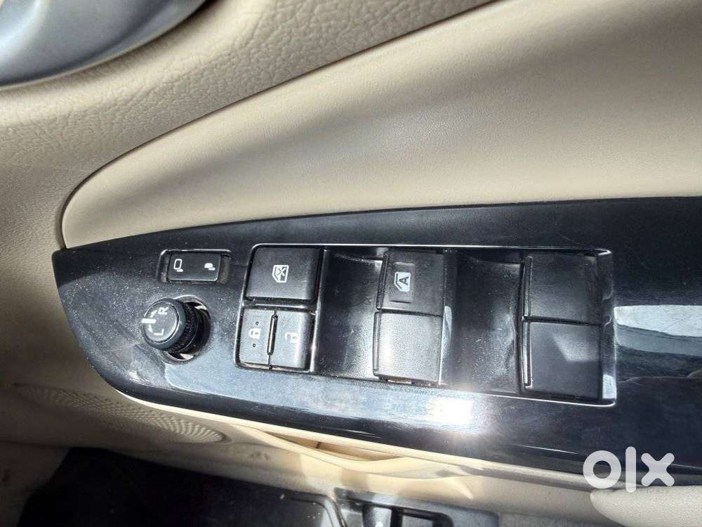 Toyota Yaris V Cvt, 2019, Petrol