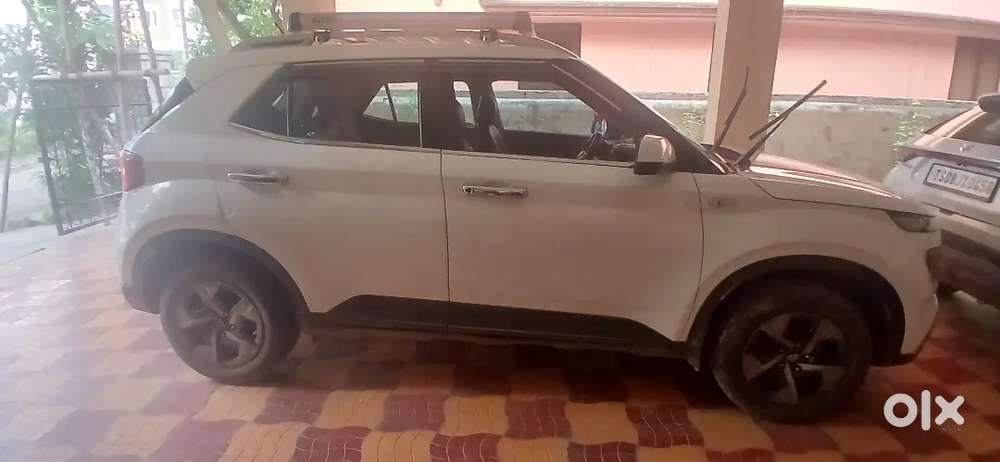 Hyundai Venue 2021 Petrol 145000 Km Driven