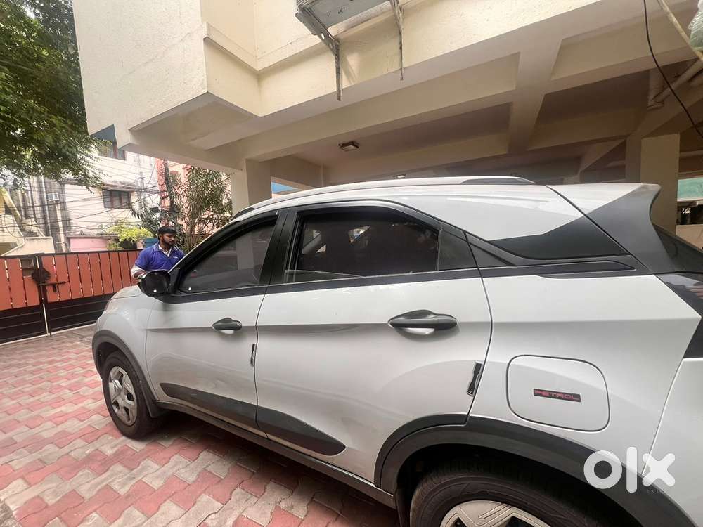 Tata Nexon Pure Petrol Mt (2024) Grey