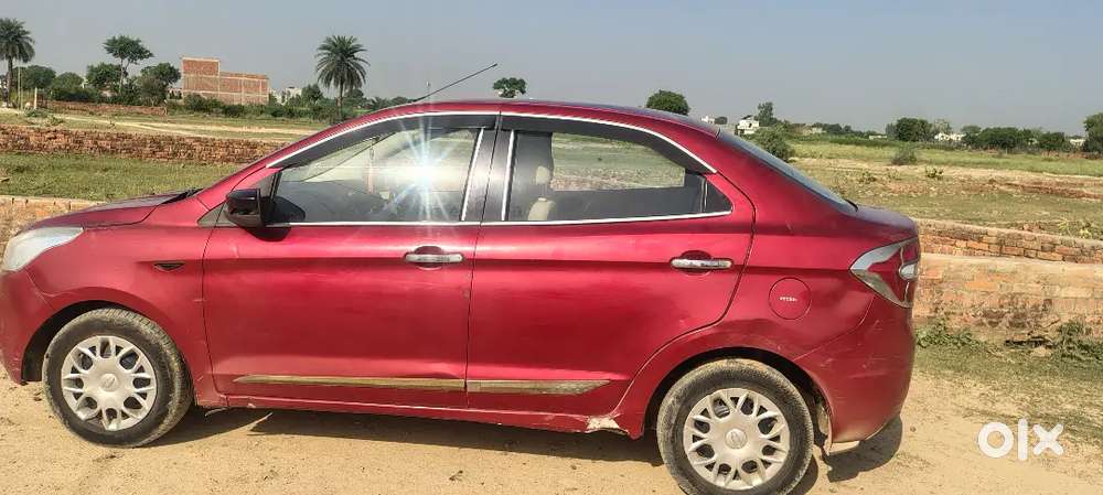 बिल्कुल अच्छा कंडीशनल गाड़ी है एक हाथ चली हुई है