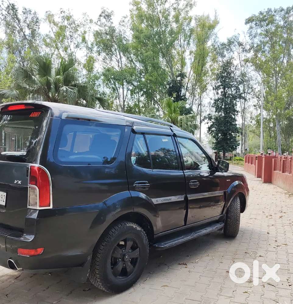 Tata Safari Storme 2015