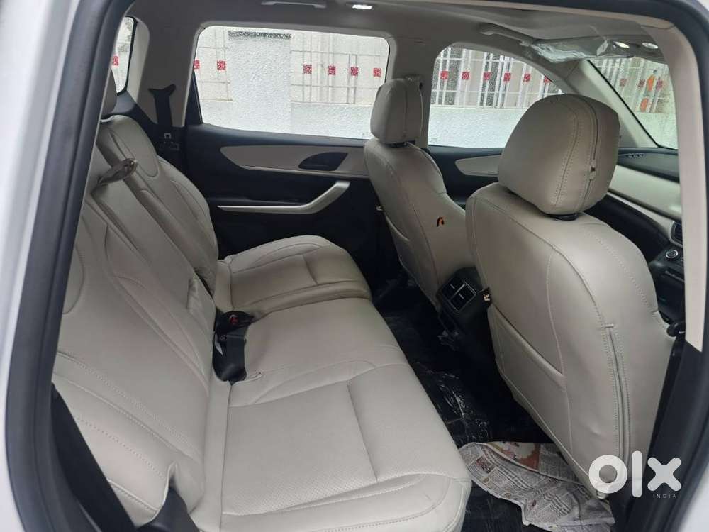 Mahindra Xuv 700 Ax5 Diesel At 7 Str 2025