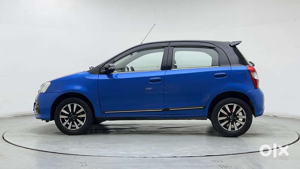 Toyota Etios Liva V Dual Tone, 2017, Petrol