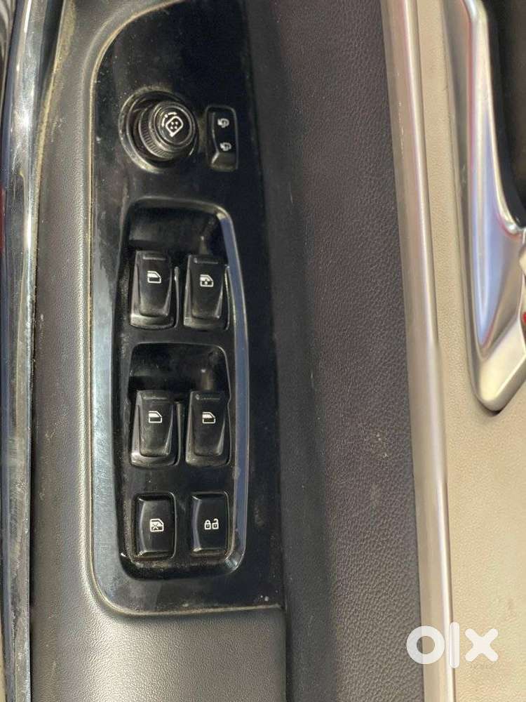 Mahindra Xuv700 2.0 Ax 7 Petrol Mt Str, 2023, Petrol