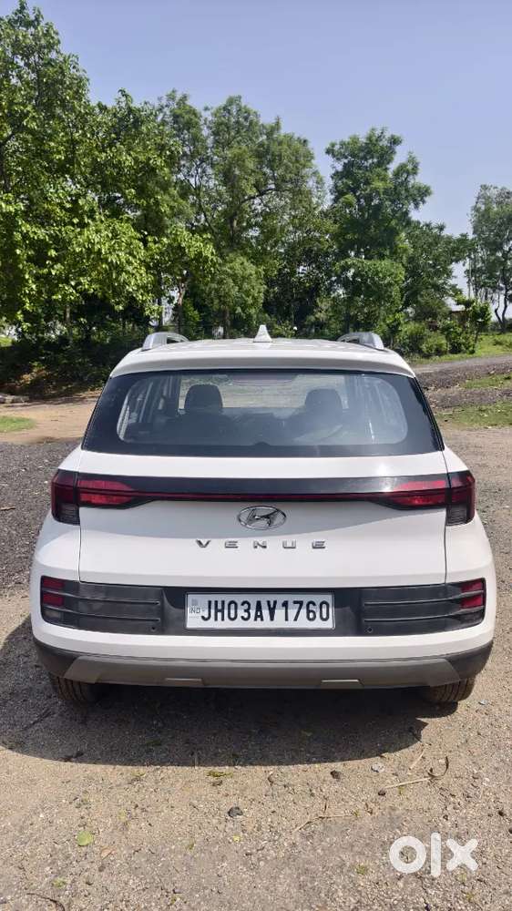 Hyundai Venue 2025 Petrol 14000 Km Driven