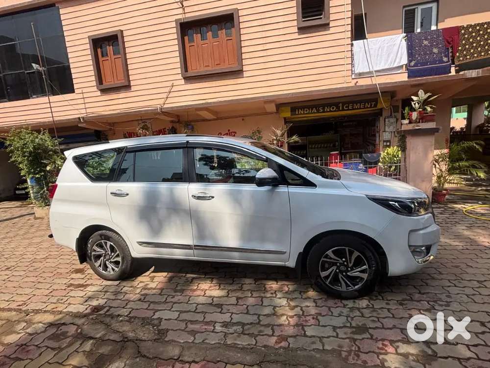 Toyota Innova Crysta 2.4 V 8 2025