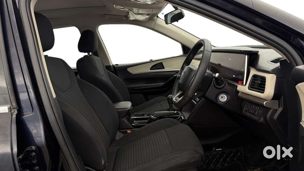 Mahindra Xuv700 2.0 Ax 5 Petrol Mt 7 Str, 2023, Petrol