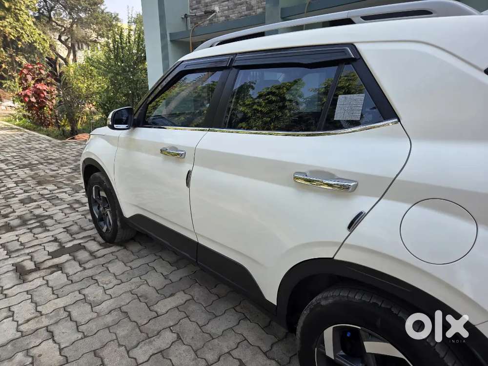 Hyundai Venue 2019 Petrol Well Maintained With Sunroof