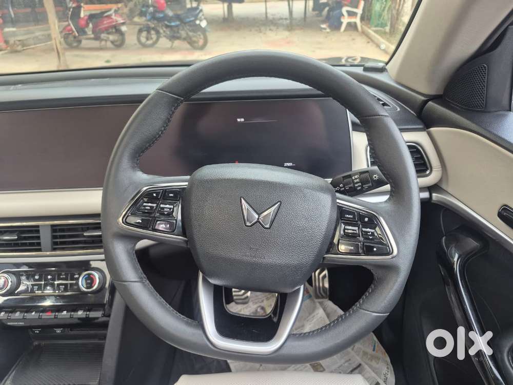 Mahindra Xuv700 2.0 Ax 7 Petrol Mt Str, 2024, Petrol