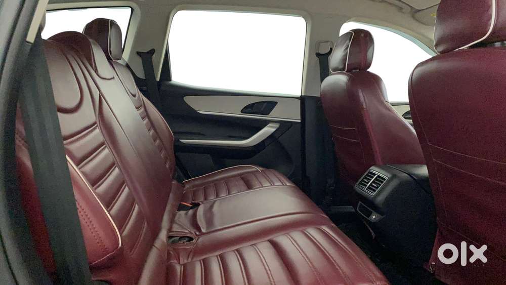 Mahindra Xuv700 2.0 Mx Petrol Mt 5 Str, 2023, Petrol