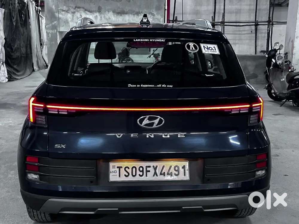 Hyundai Venue Sx 2022 Mt, 27400 Kms Done