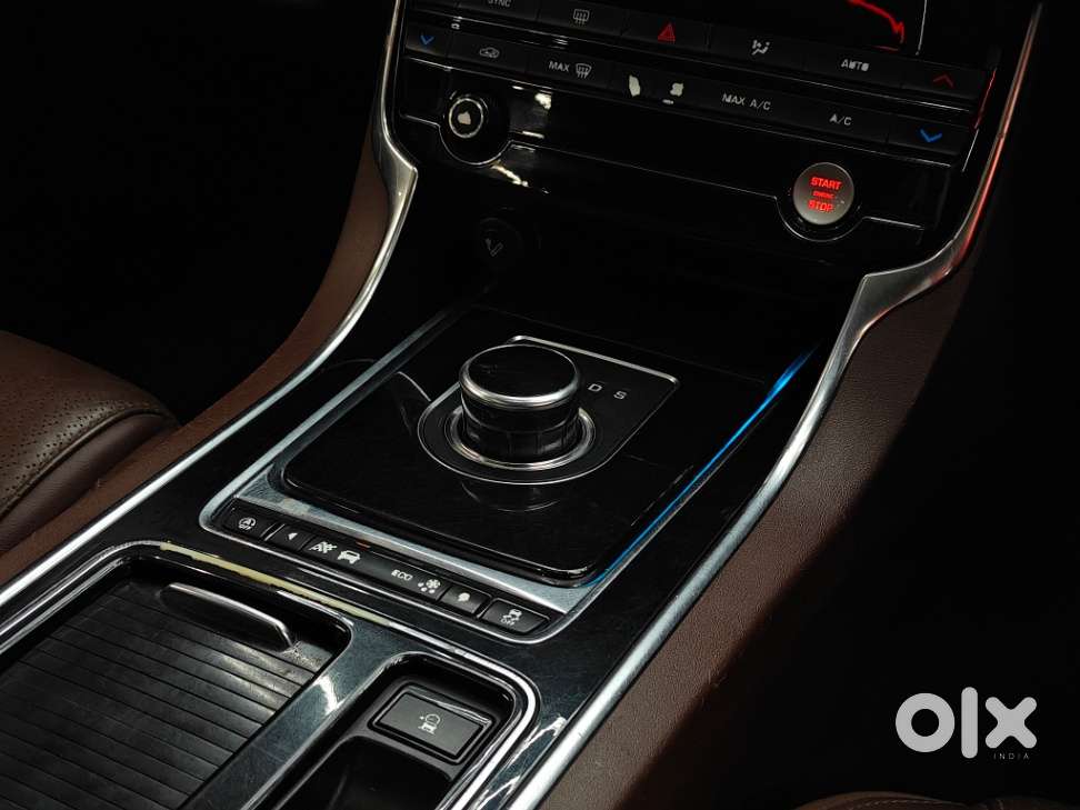 Jaguar Xe Portfolio, 2019, Petrol