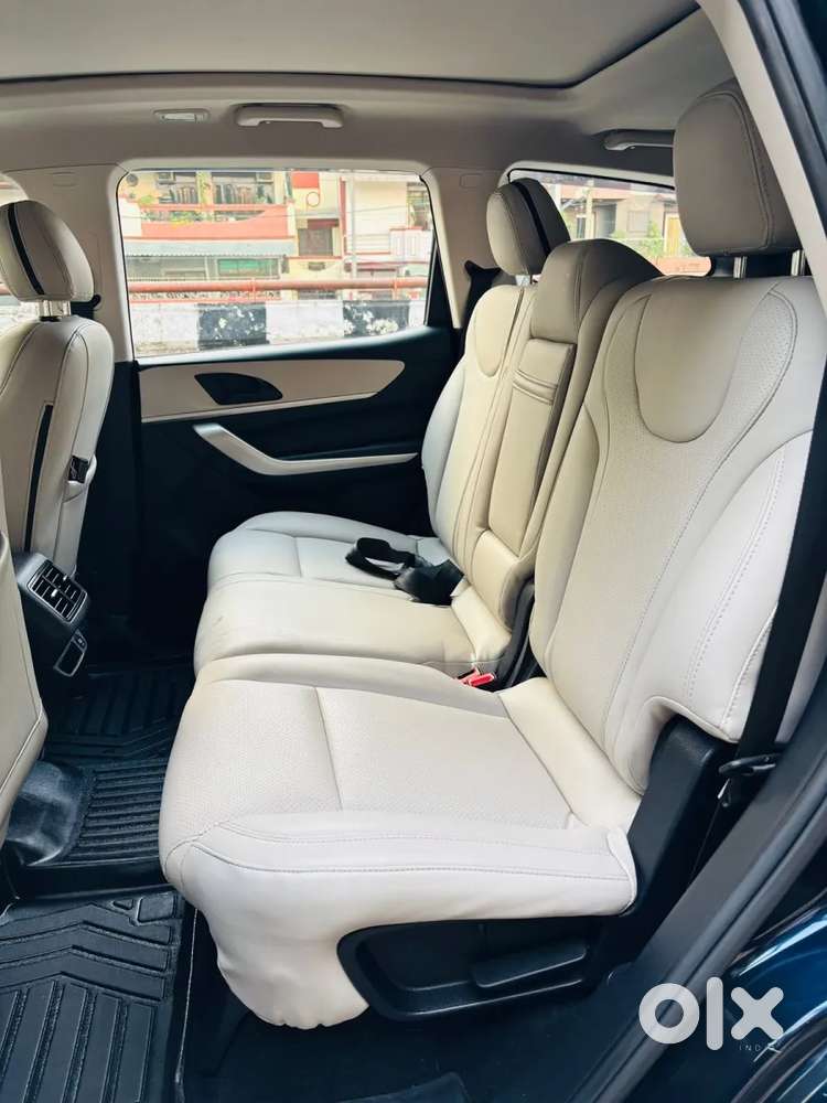 Mahindra Xuv700 2.0 Ax 5 Petrol Mt 7 Str, 2025, Petrol