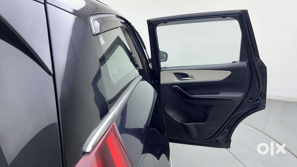 Mahindra Xuv700 2.0 Ax 7 Petrol At Str, 2024, Petrol