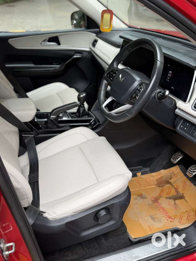 Mahindra Xuv700 2.0 Ax 7 Petrol Mt Str, 2022, Petrol