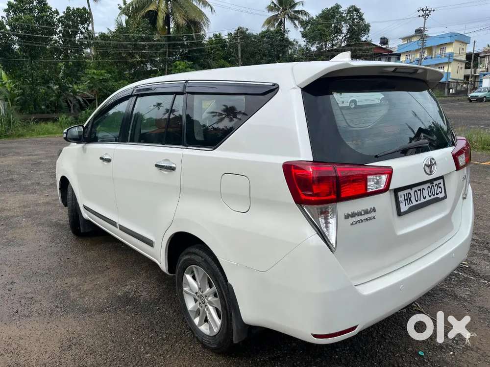 Innova Crysta 2016 V Well Maintained