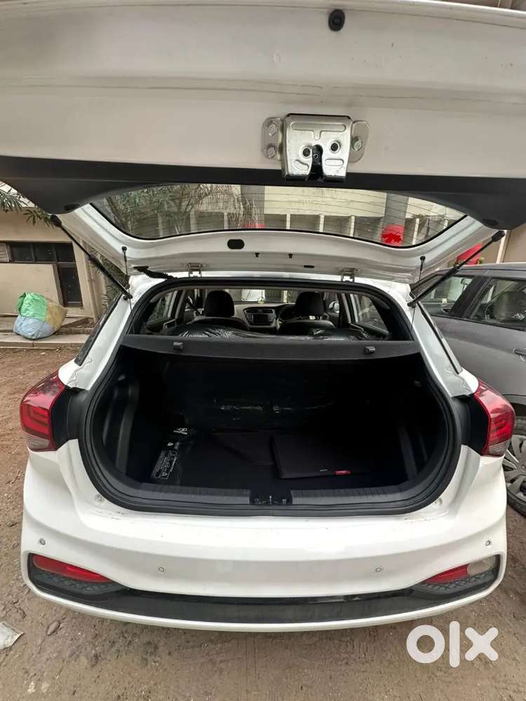I20 Sportz White Exterior/ Brown Interior