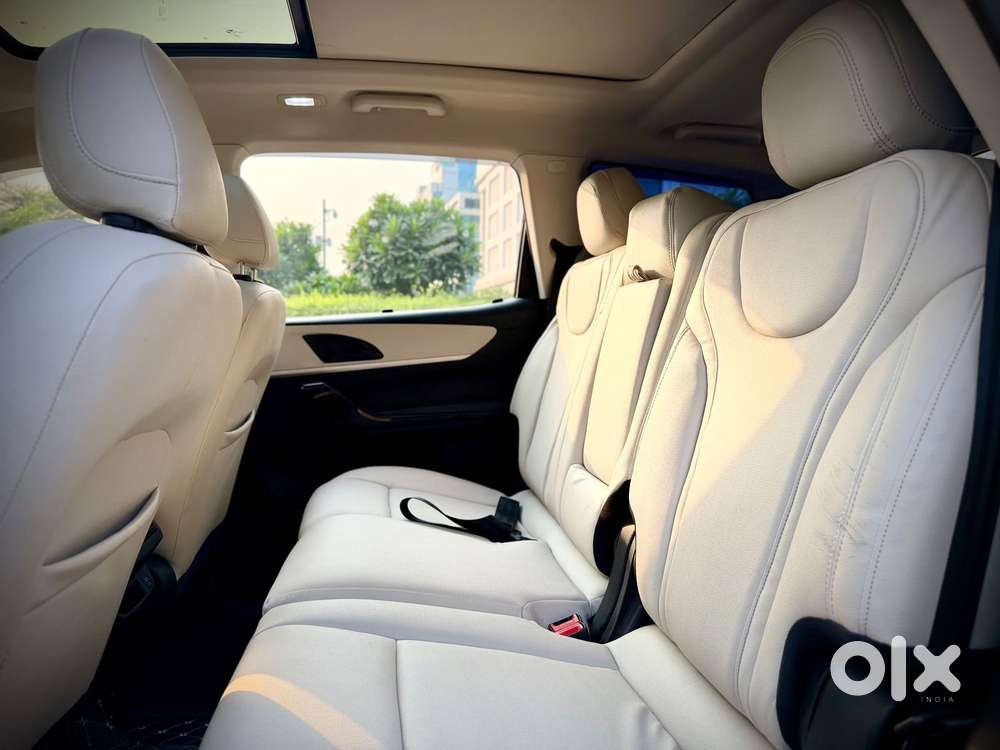 Mahindra Xuv700 2.0 Ax 7 Petrol At Str, 2023, Petrol