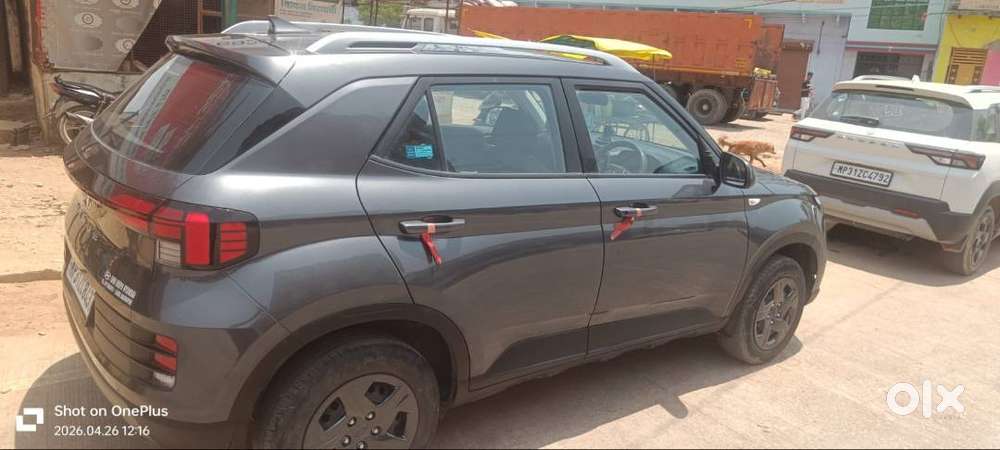 Hyundai Venue 2024 Petrol Well Maintained