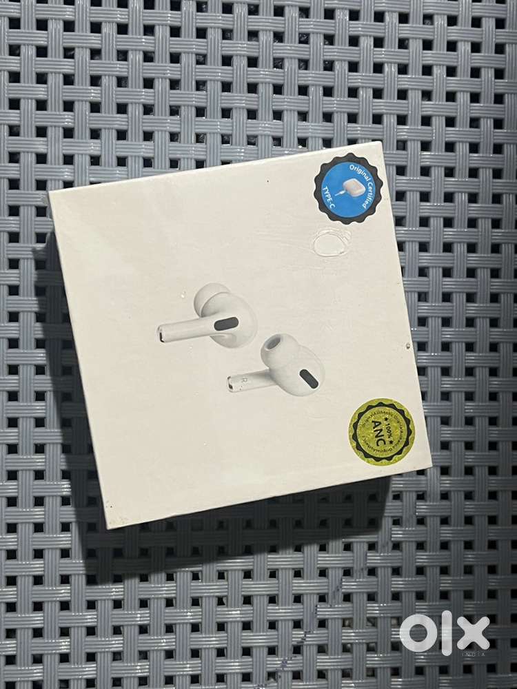 Earbuds white
