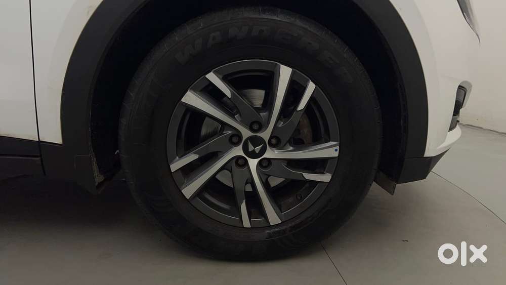 Mahindra Xuv700 2.2 Ax 5 Diesel At 7 Str, 2025, Diesel