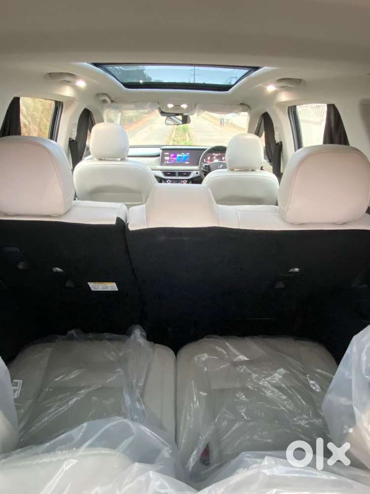 Mahindra Xuv700 Ax7l 6 Str At, 2025, Petrol