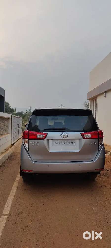 Innova Crysta Vx 8 Str